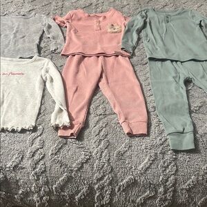 Set of Two Baby Outfits in Pink, Green, and 2 Tops in Gray and Cream